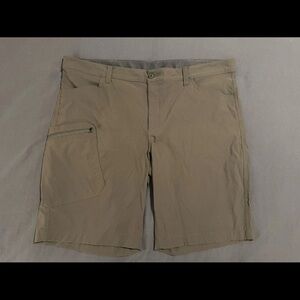 Men’s Eddie Bauer Size 42 9” Inseam Cargo Shorts Lightweight